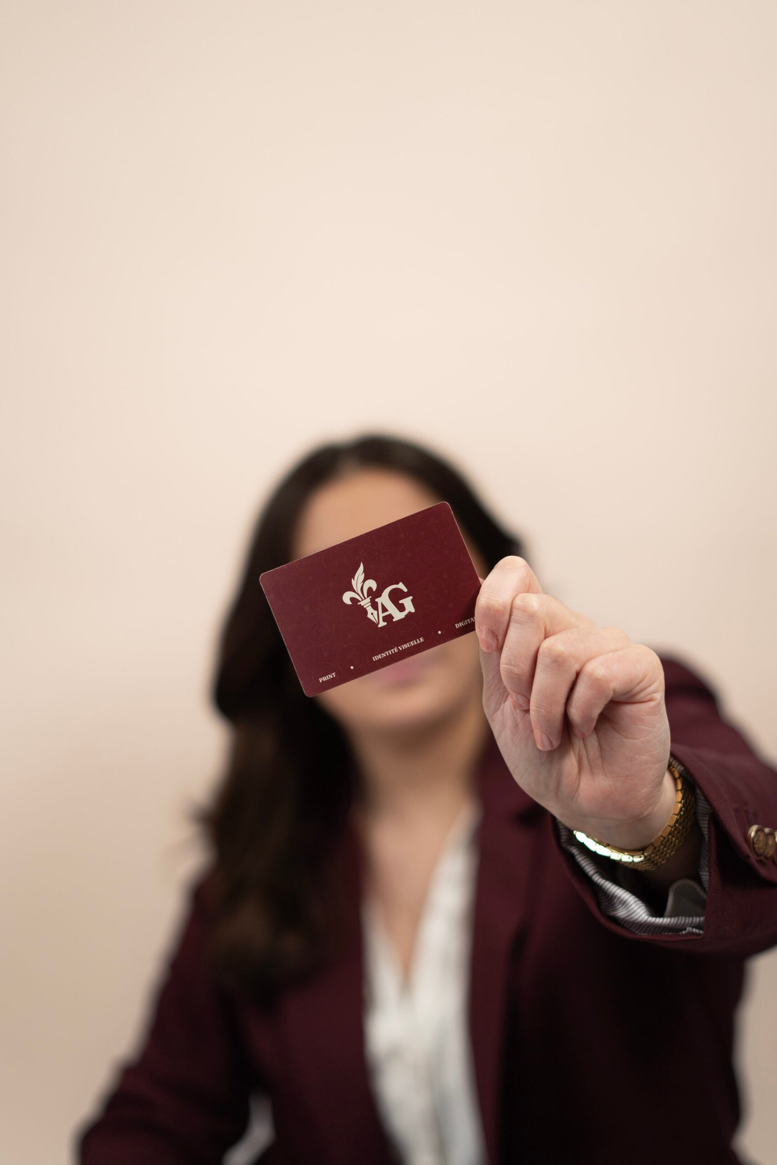 Carte de visite et portrait professionnel d’Audrey, graphiste freelance spécialisée en identité visuelle et communication de marque