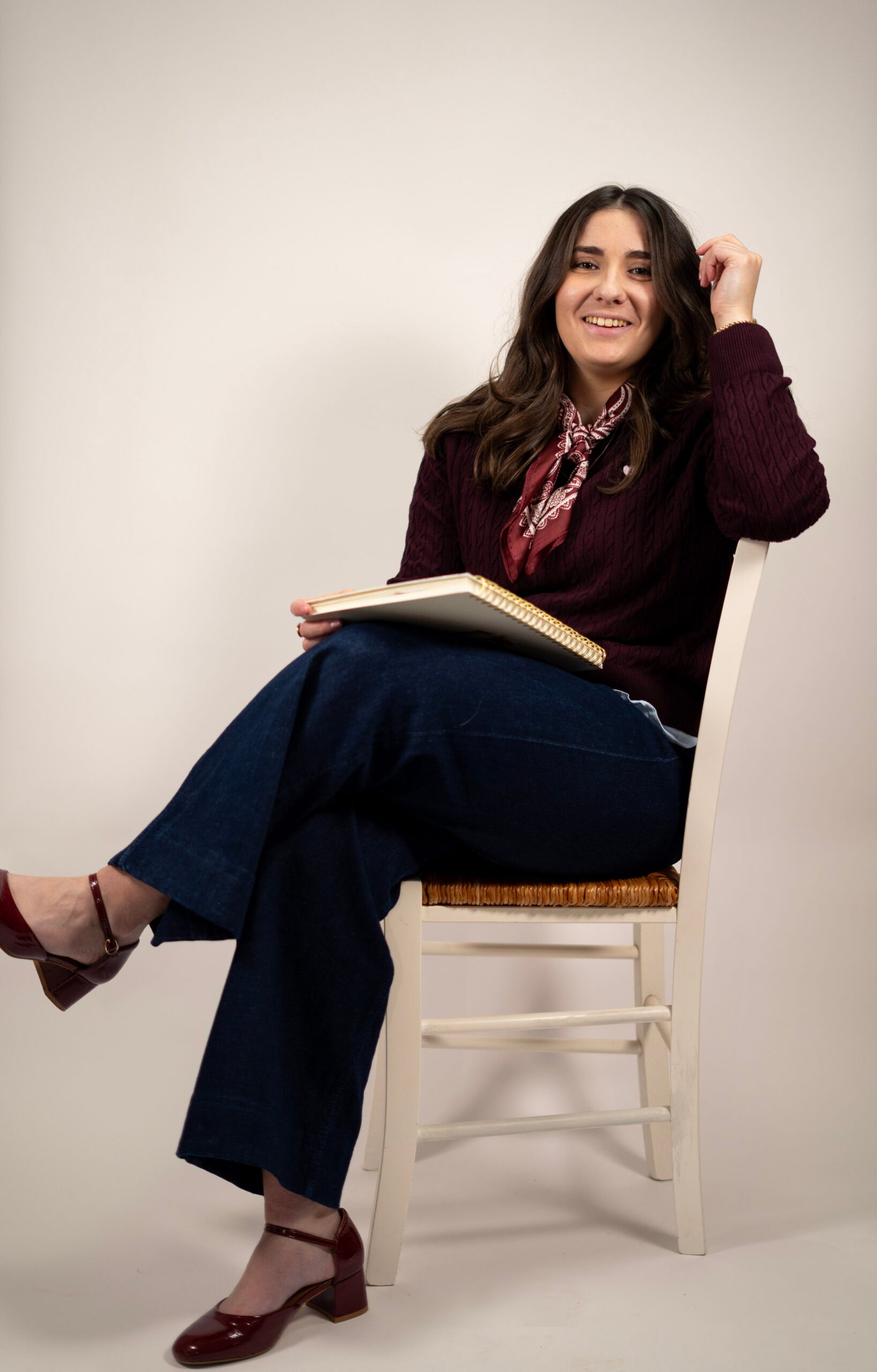 Portrait professionnel d’Audrey, graphiste freelance spécialisée en identité visuelle et communication de marque